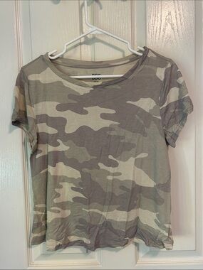 BDG Short Sleeve Camo Tee (size M)